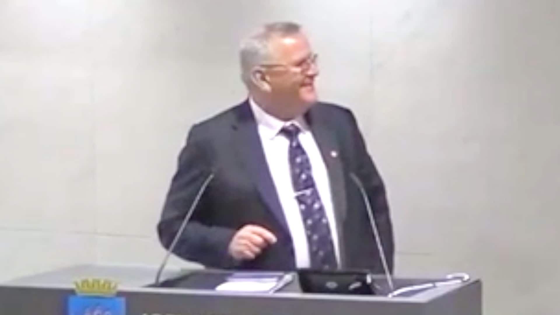 Bryter ut i latter: – Veldig rart