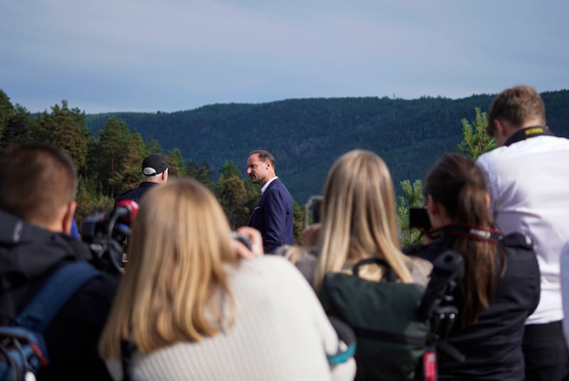 Kronprisen besøker brannruinene