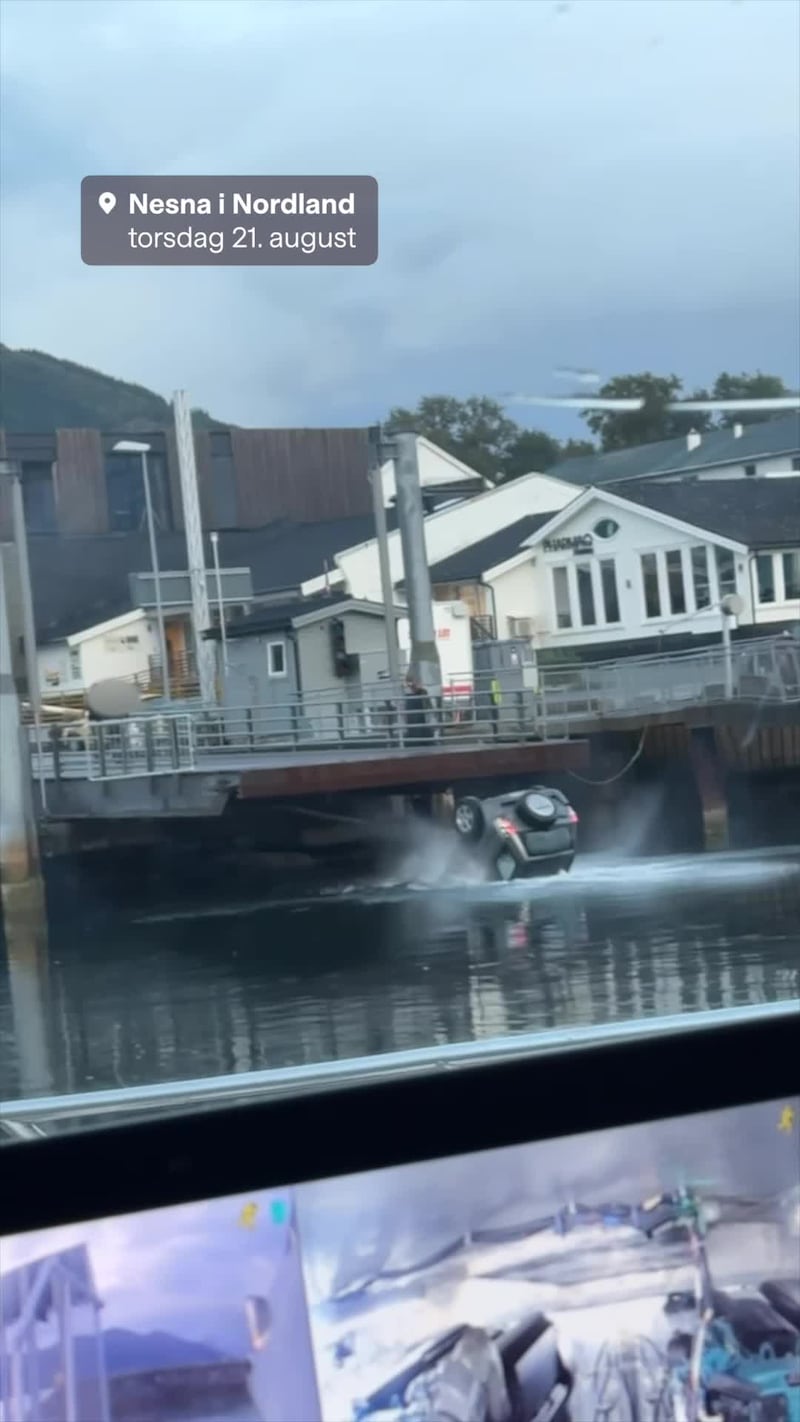 Kjørte på syklist: Her dytter de bilen utfor fergekai