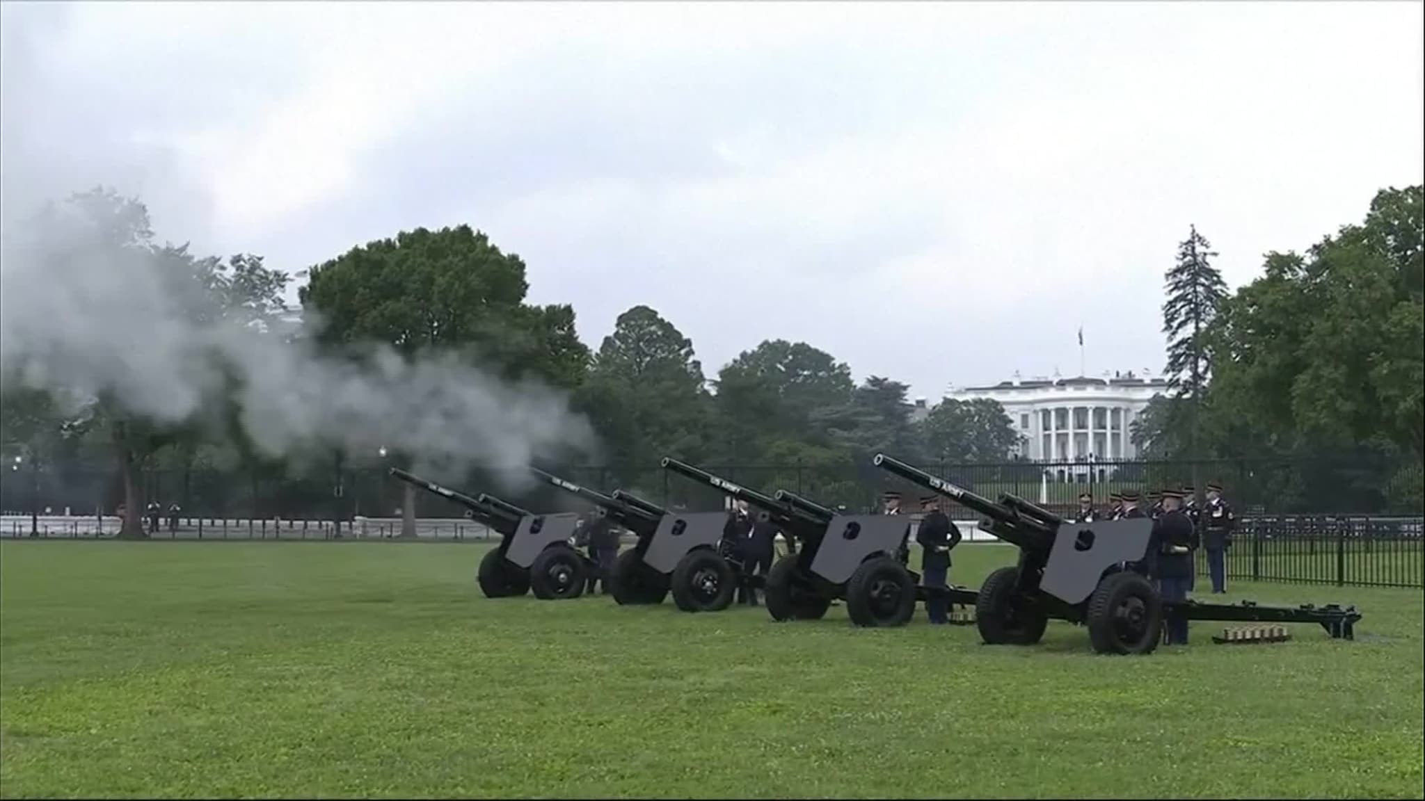 Trump feirer seg selv med militærparade midt i demonstrasjoner