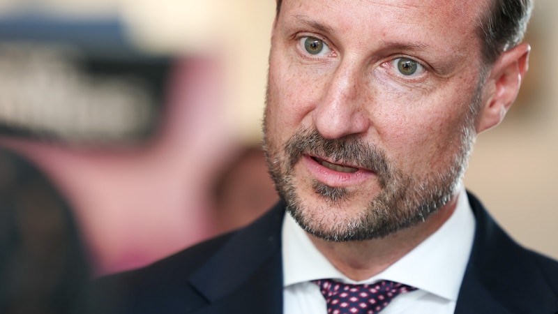 Kronprins Haakon i Japan: – Jeg drar hjem fordi kronprinsessen er syk