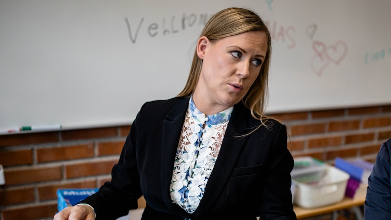 Vil heve alders­grensen for sosiale medier og vurdere skjerm­innstramming i skolen