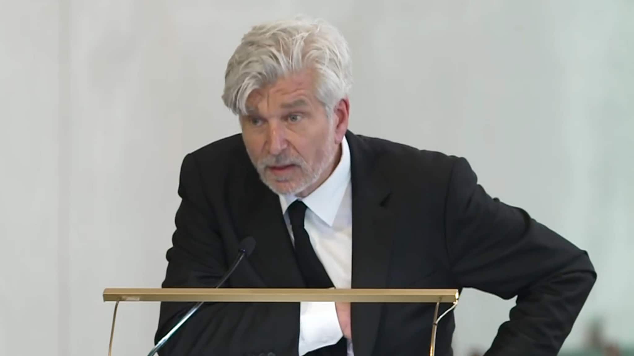 Se Karl Ove Knausgårds tale under Dag Solstads bisettelse