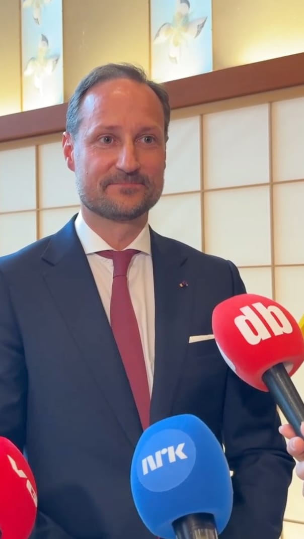 Får kronprinsen til å le