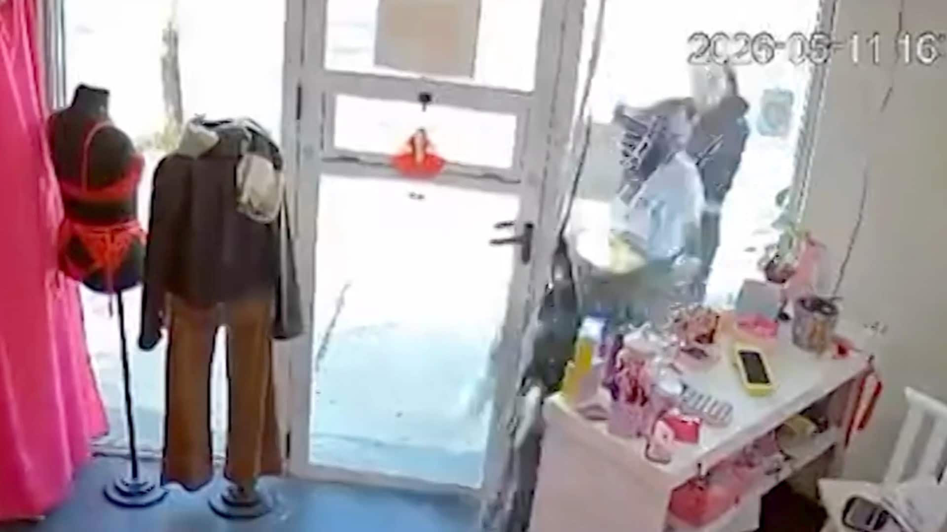 14-åringen kjører rett inn i klesbutikken