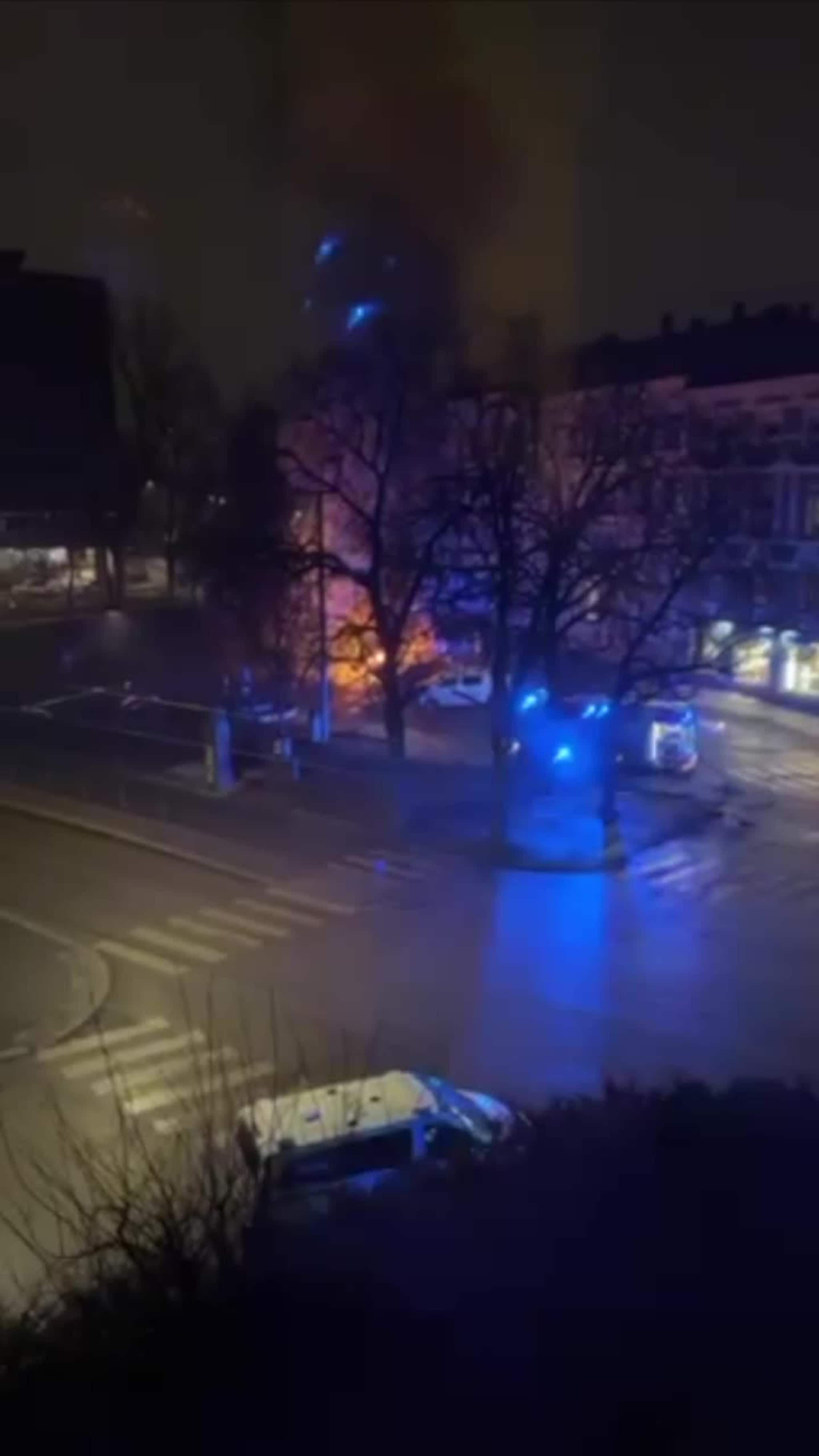 Bilbranner på Frogner: Brannvesenet slukker brann i tre biler