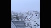Mens solen steiker i Oslo, måler Karen snødybden i Tromsø