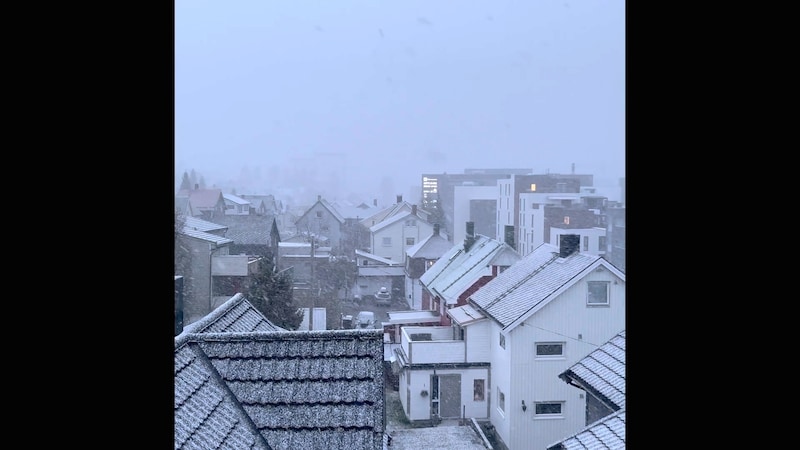 Mens solen steiker i Oslo, måler Karen snødybden i Tromsø