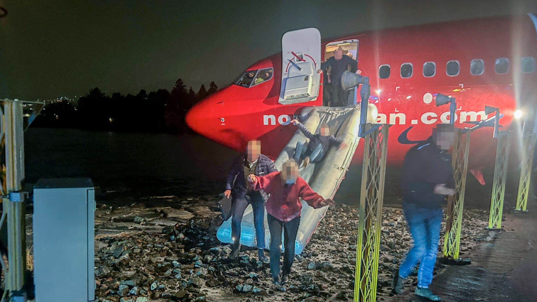 Molde: Norwegian-fly skled av rullebanen – stoppet få meter fra sjøen