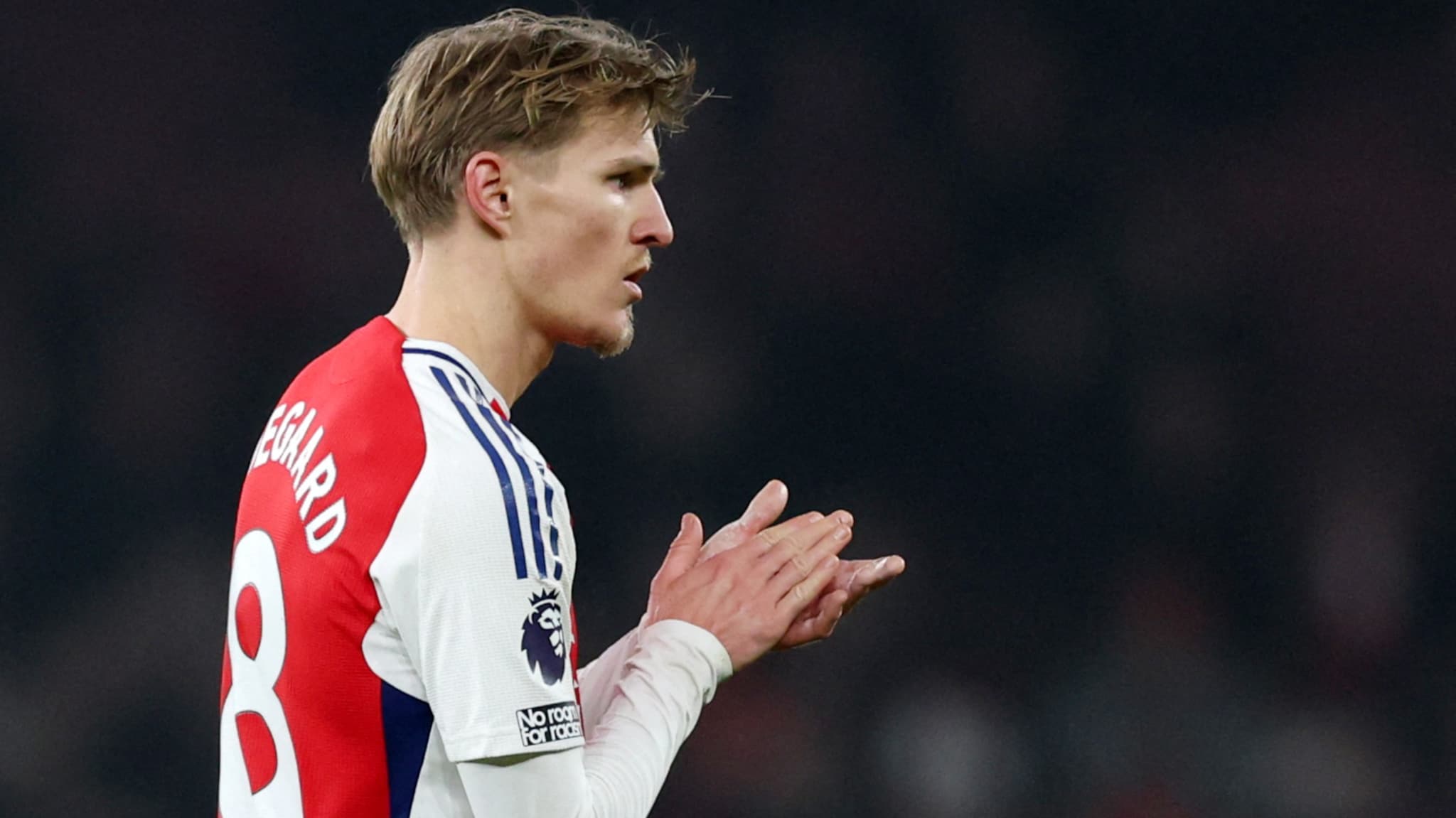 Arsenal raknet mot Aston Villa, Liverpool styrker tittelgrep