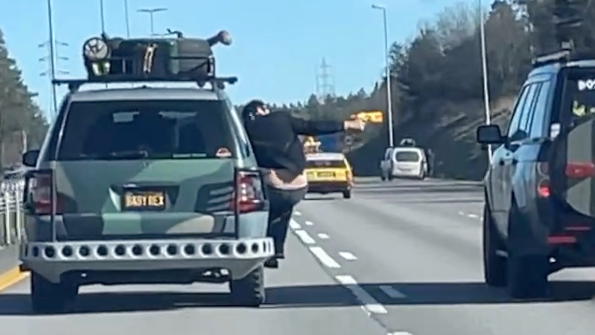 Klatrer ut av bilvinduet på E6 og skyter