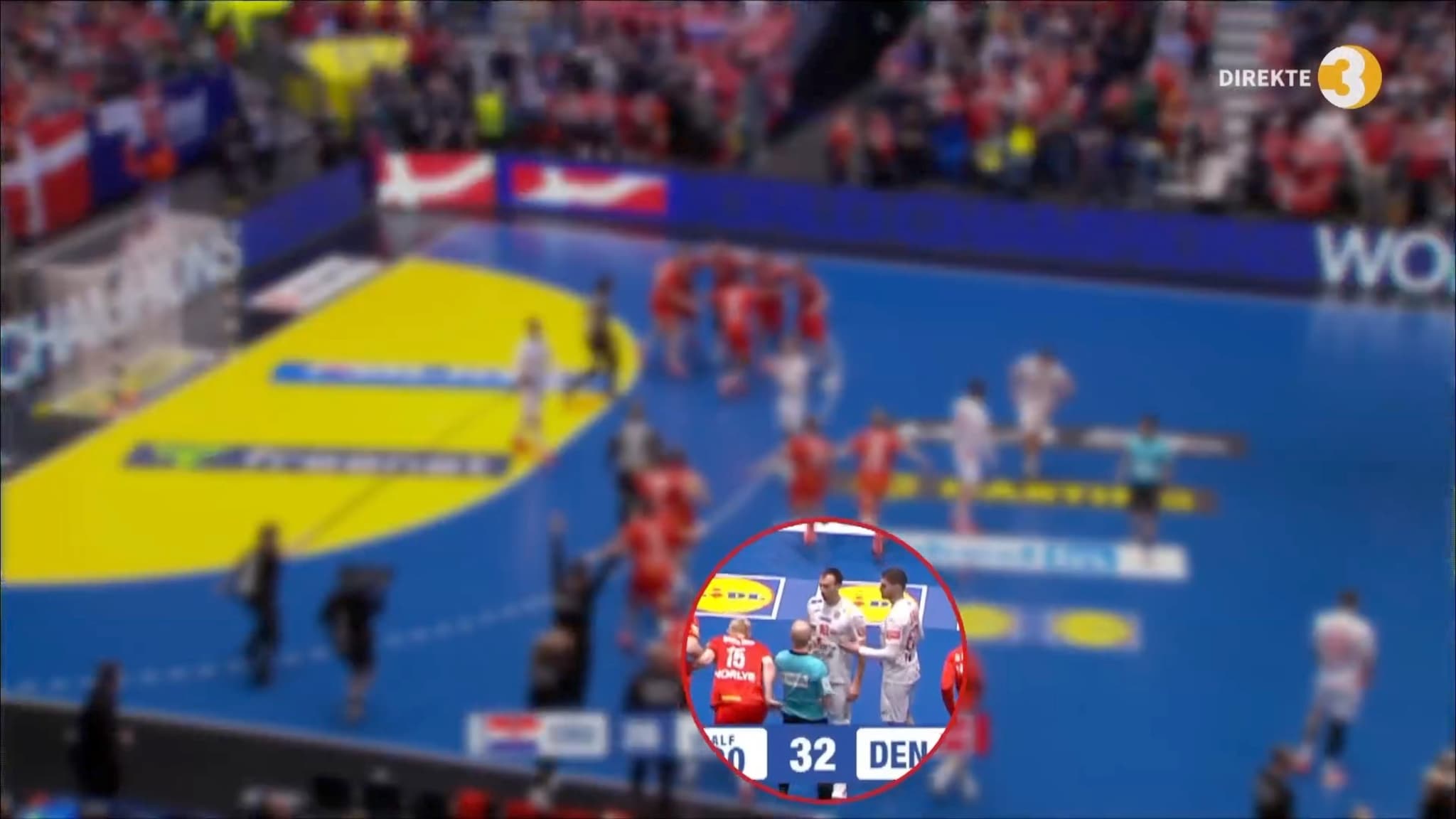 Her dytter håndballstjernen dommeren