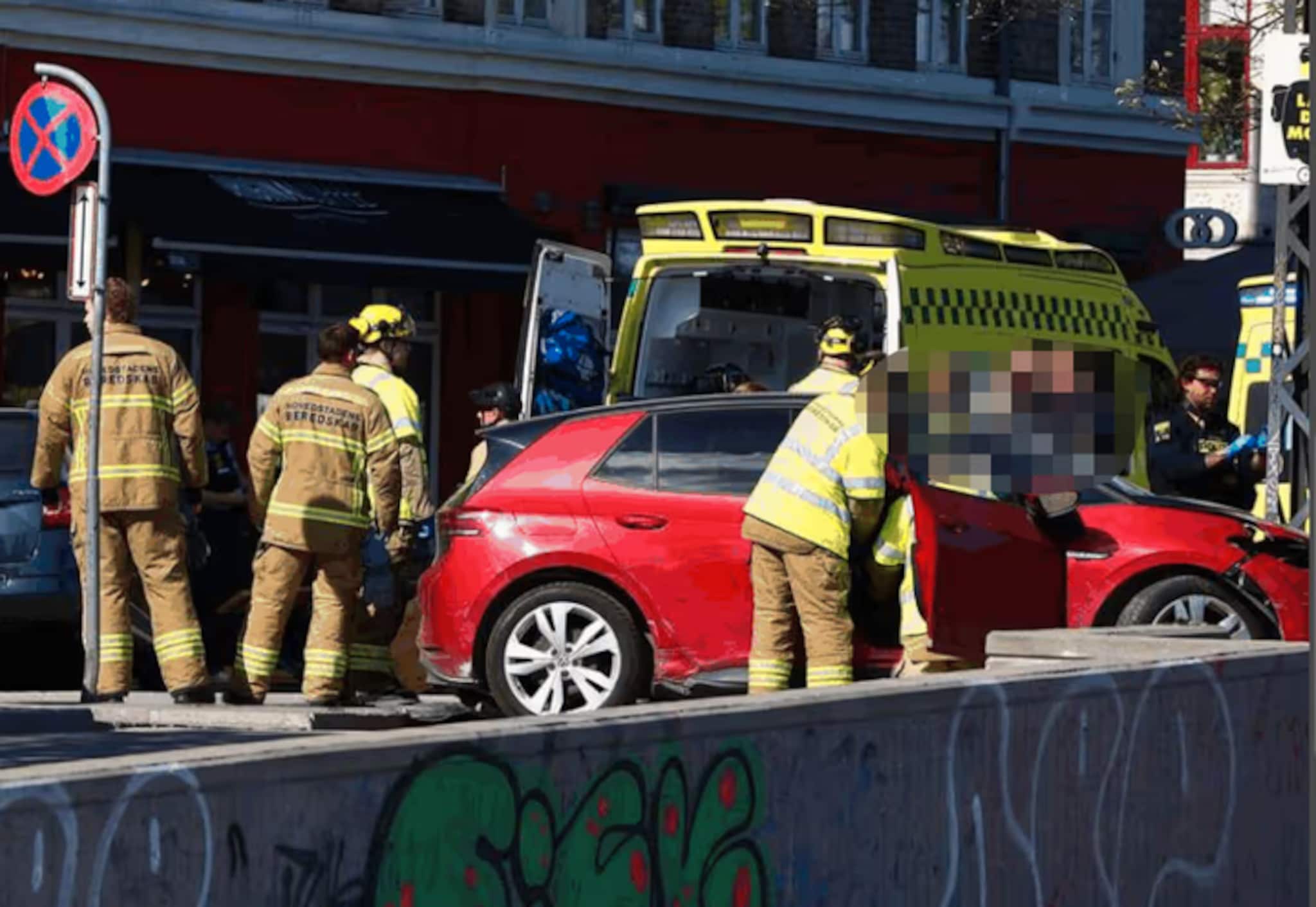 Bil kjørte på flere mennesker ved bro i København