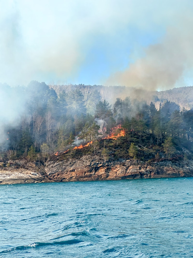 Brannvesenet har ikke kontroll på terrengbrann ved Emblemssanden i Ålesund