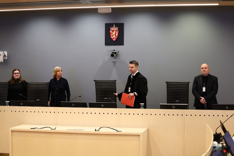 Høiby på plass i retten – nekter straffskyld for voldtekter og mishandling