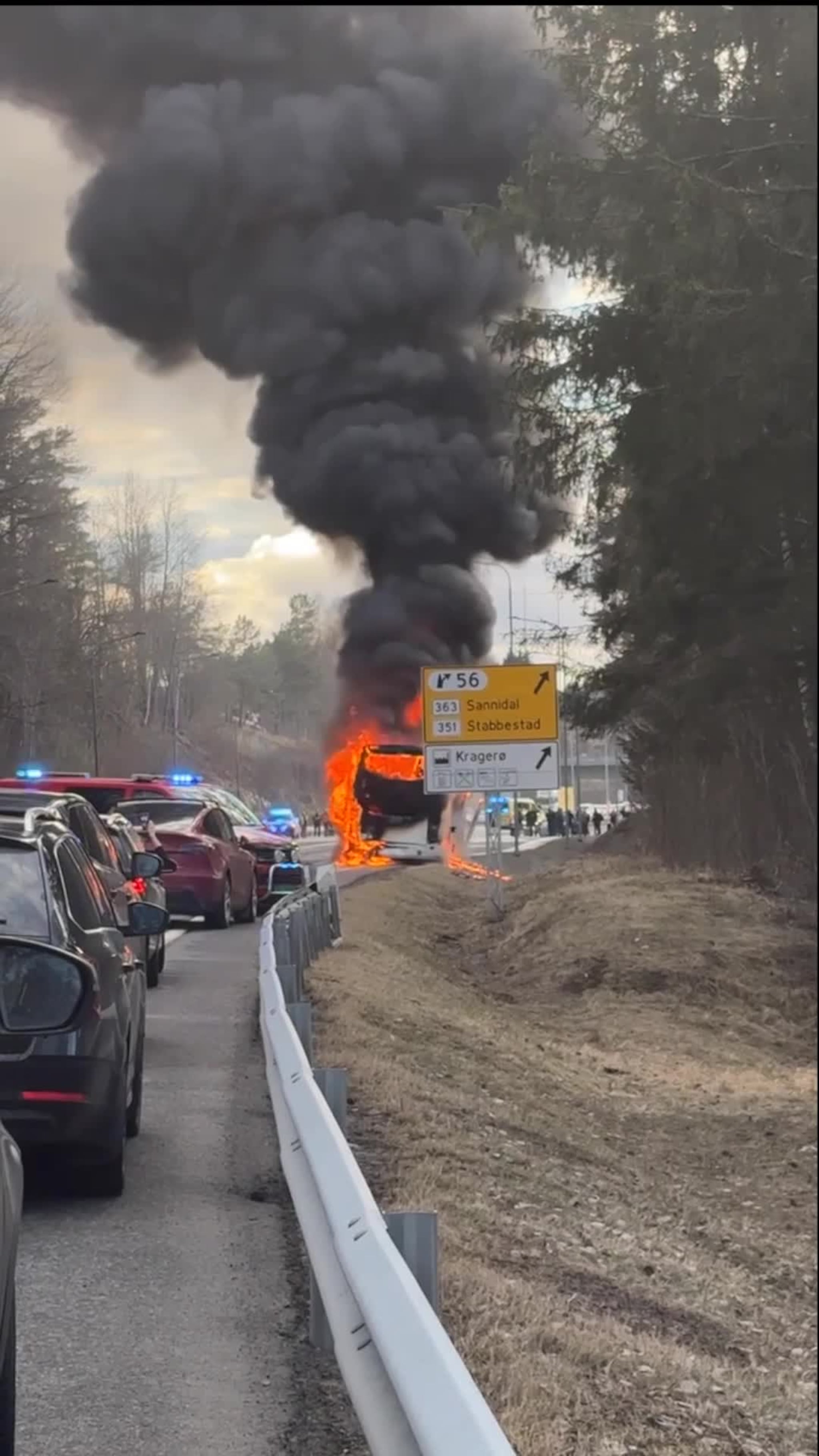 Buss overtent på E18 i Kragerø – Vei stengt og lange køer