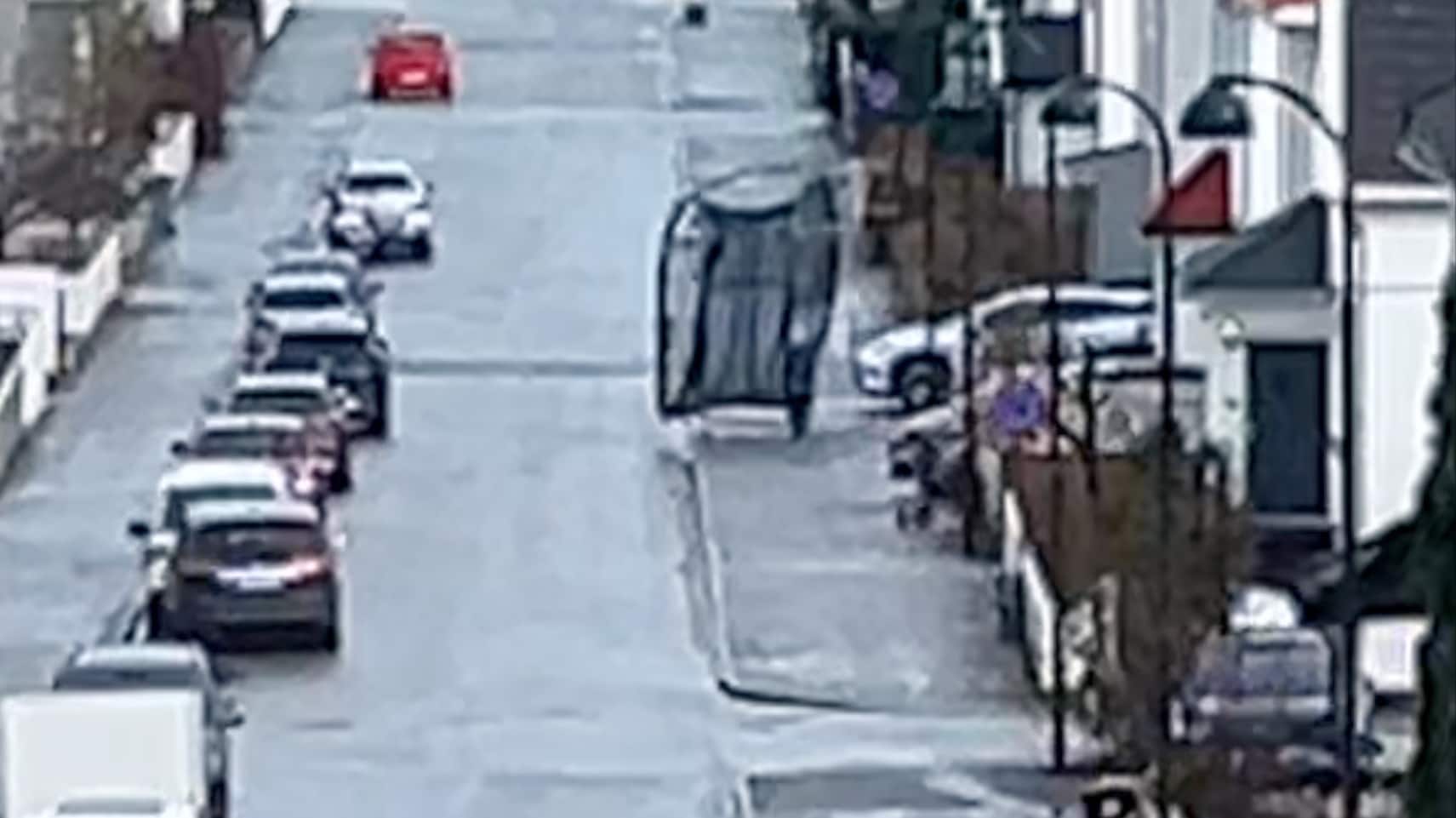 Flyr av gårde: – Bilen, ai ai!