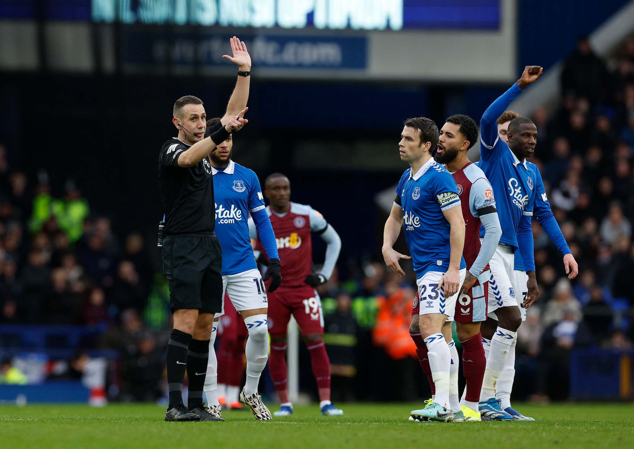 Villa snublet på Goodison Park – verdensmester Martinez hindret Everton-seier