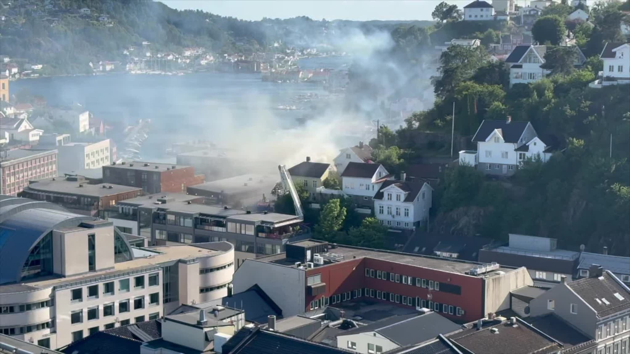 Brann i bolighus i Arendal sentrum: Stor spredningsfare