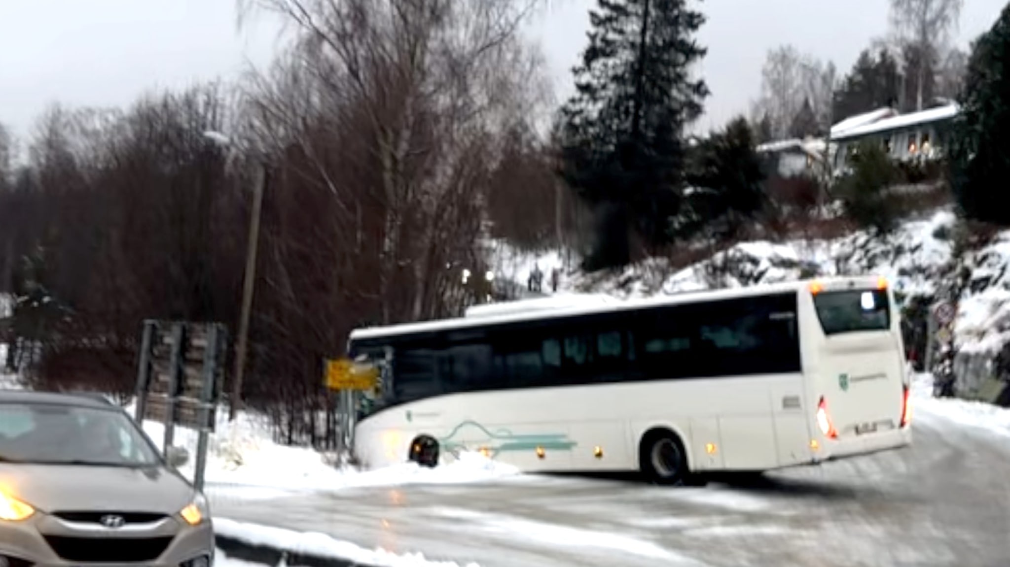 Skolebuss får problemer: – Helvete!