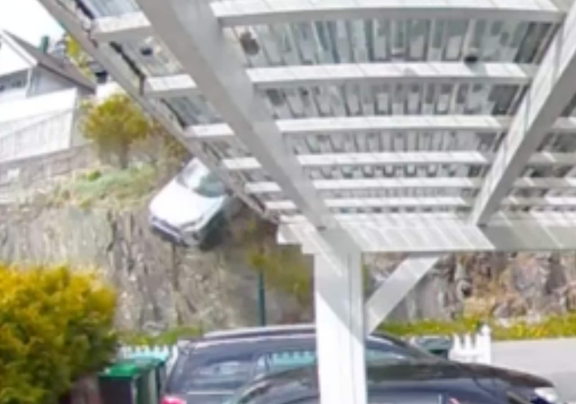 Bilen faller flere meter utfor skrent