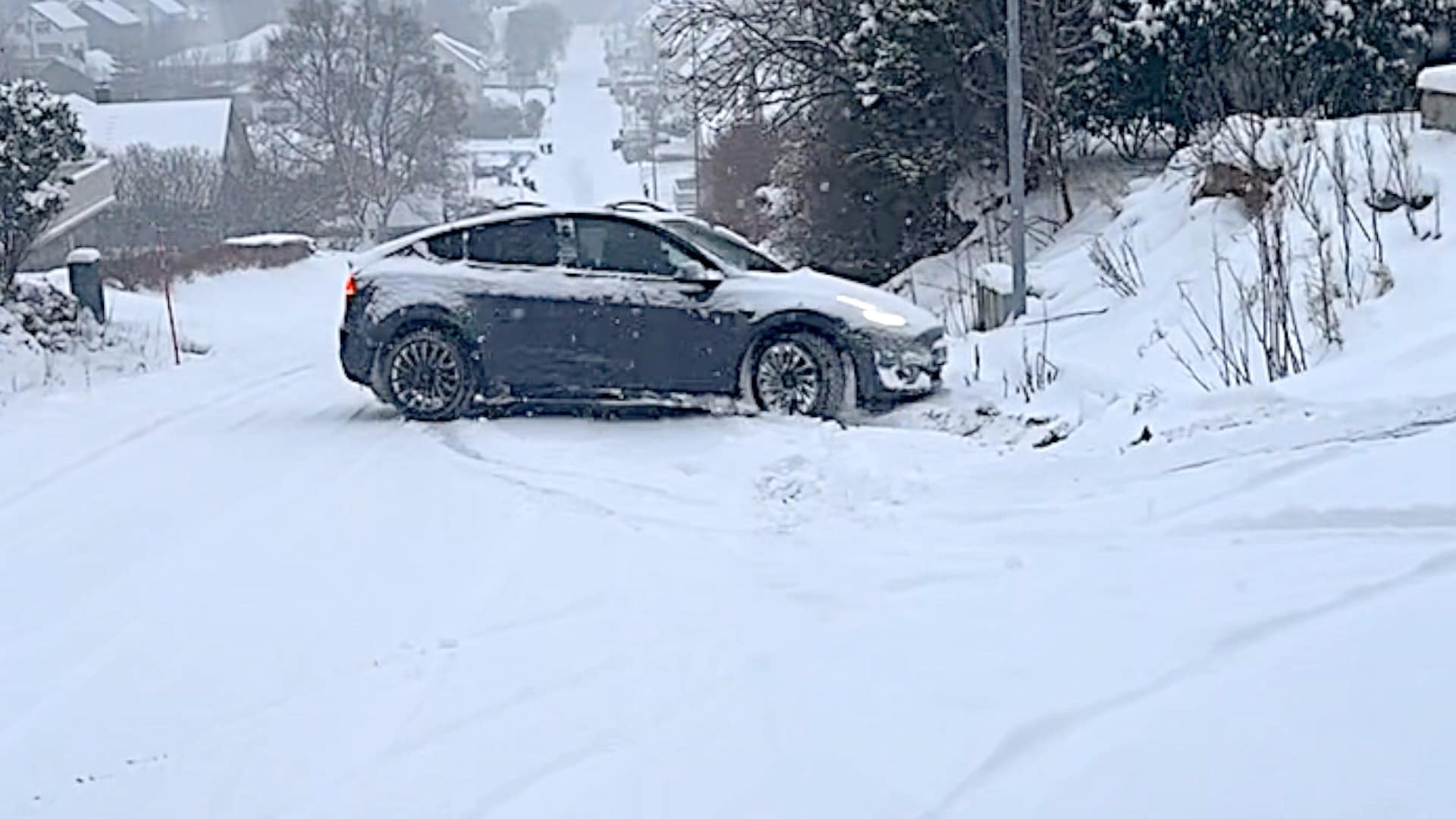 Vinterføre: Tesla får problemer på glatta i snøværet - VGTV