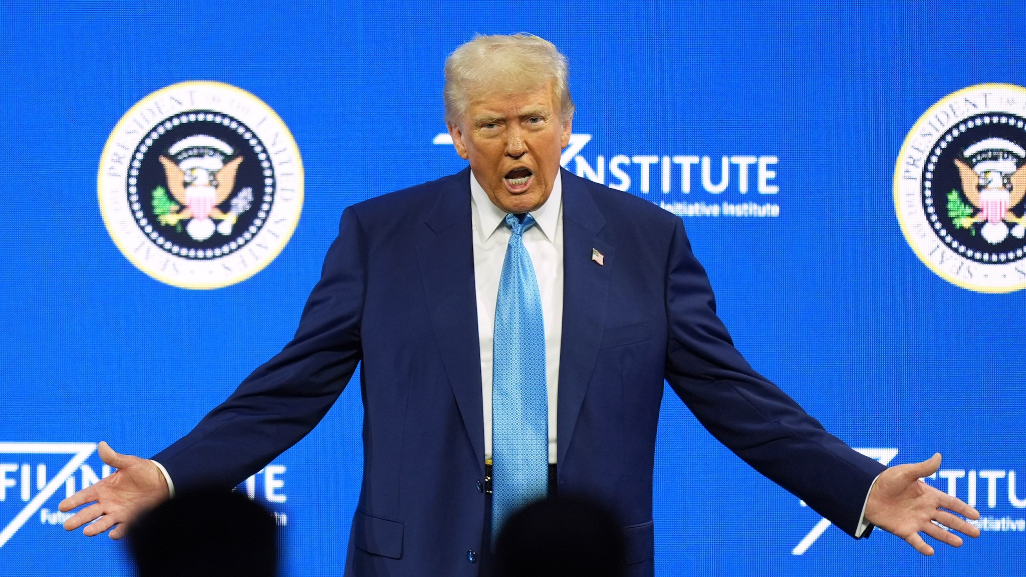 Trump kaller Zelenskyj diktator og advarer Europa mot immigrasjon