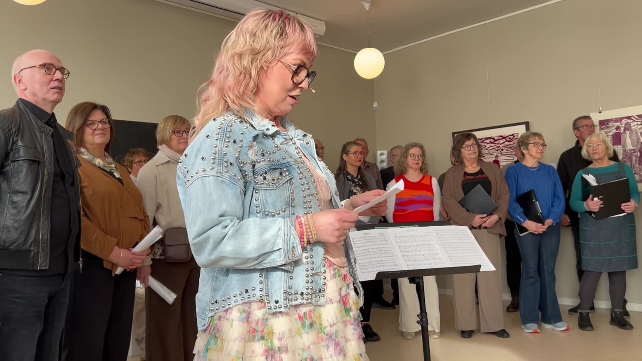 Opning av kunstutstilling med tre kameratar