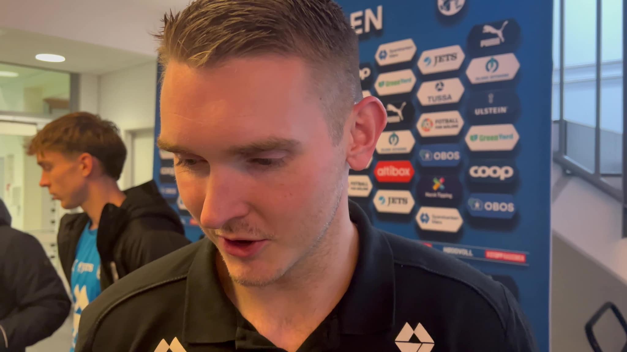 Ole Monrad legg keeperhanskane på hylla