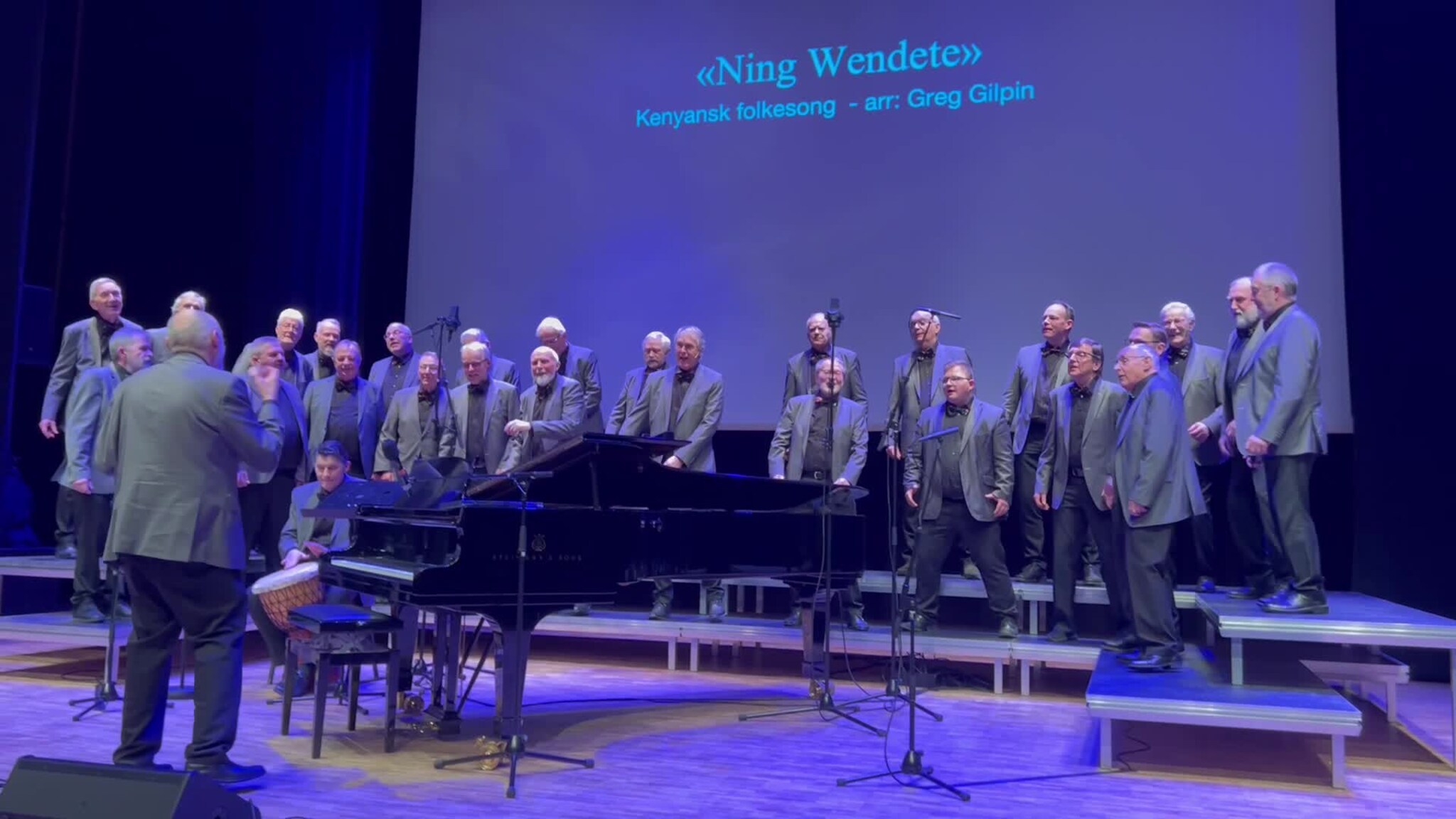 Ulstein mannskor dansar