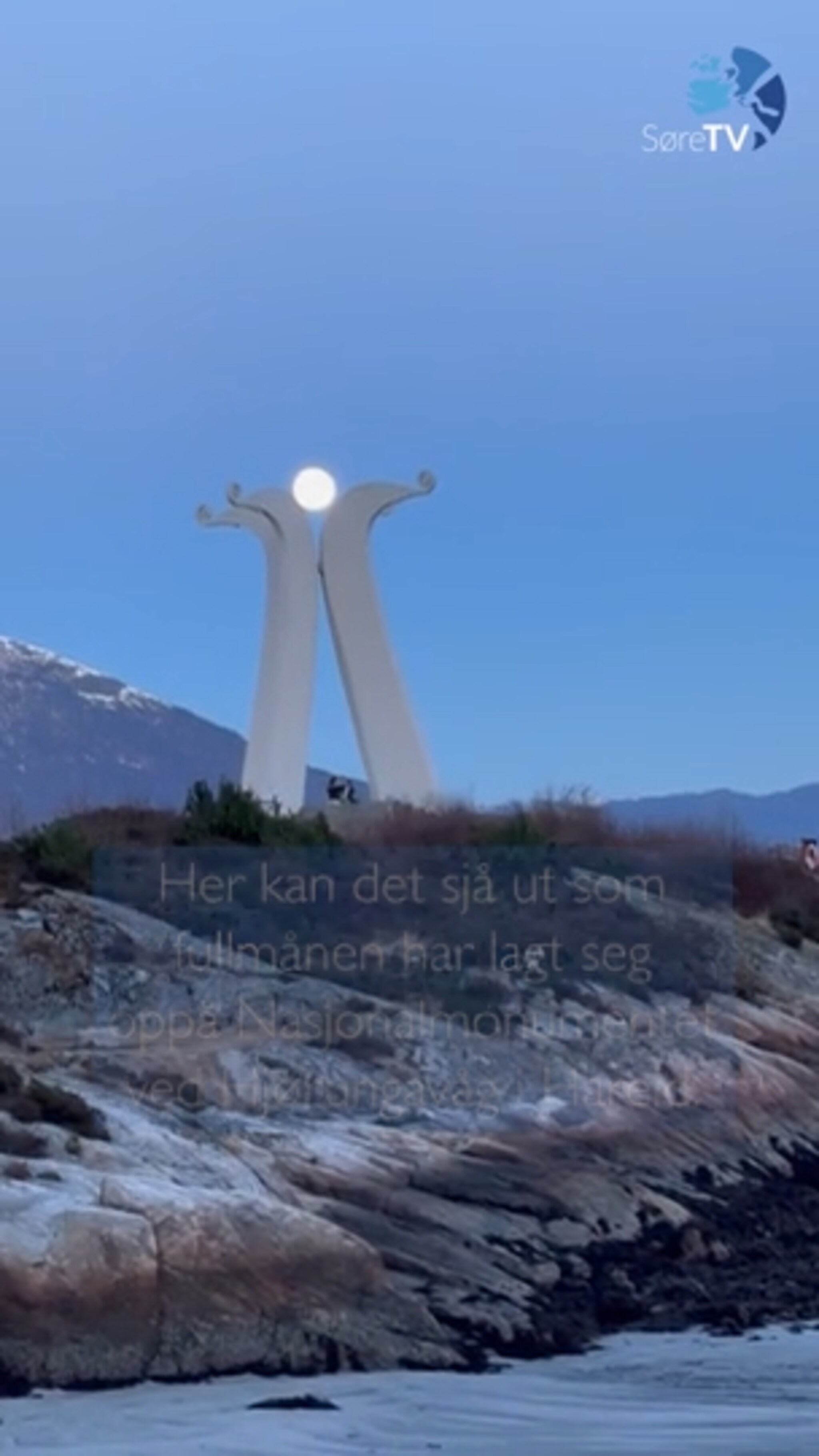 Månen slappar av på monumentet