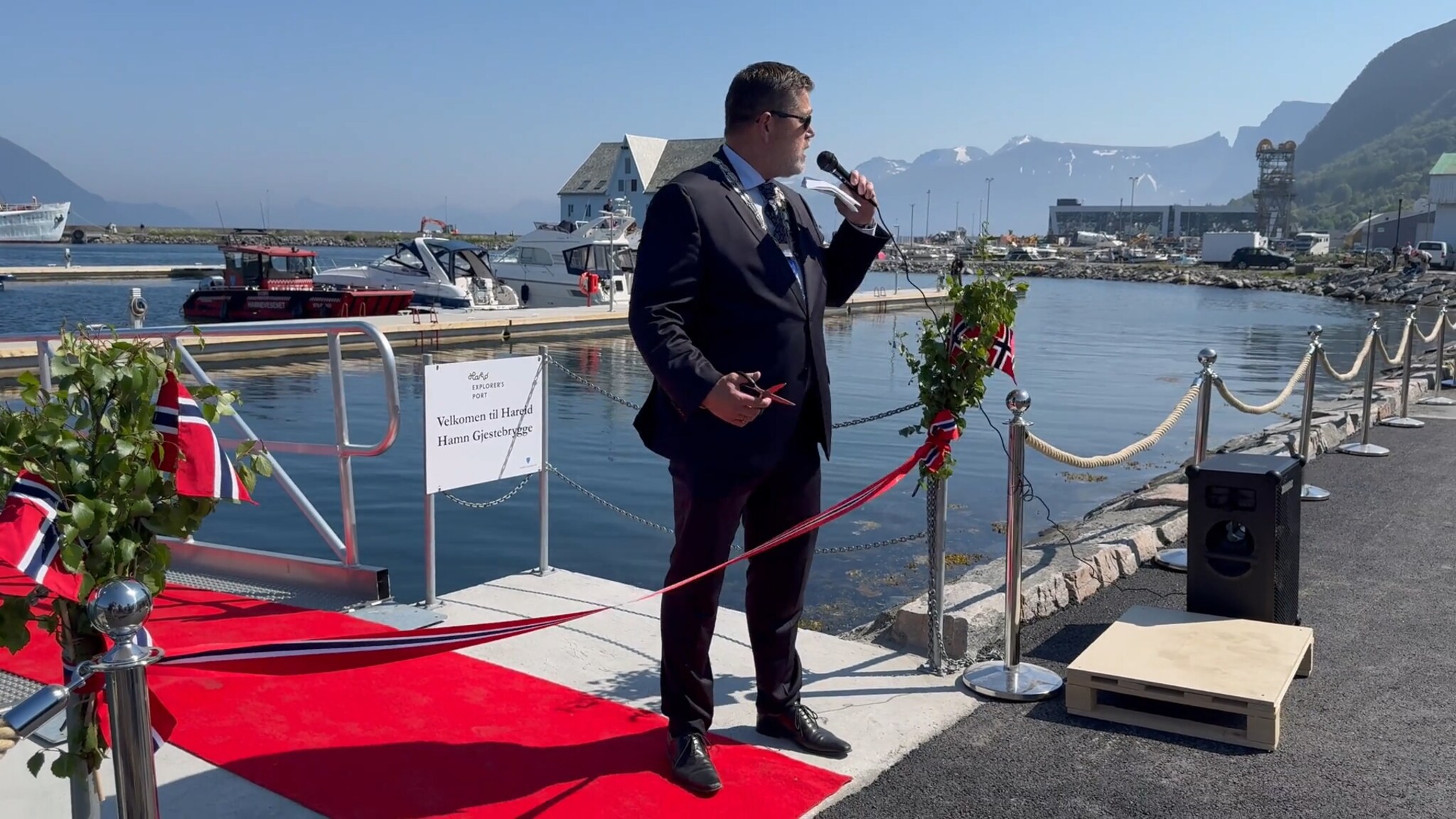 Her opnar ordføraren Hareid Hamn Gjestebrygge