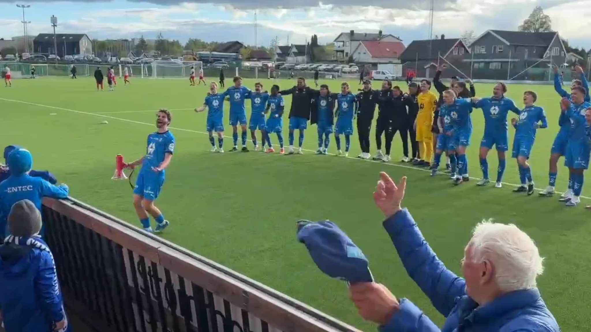 Her jublar Hødd med Blåsarane etter sigeren