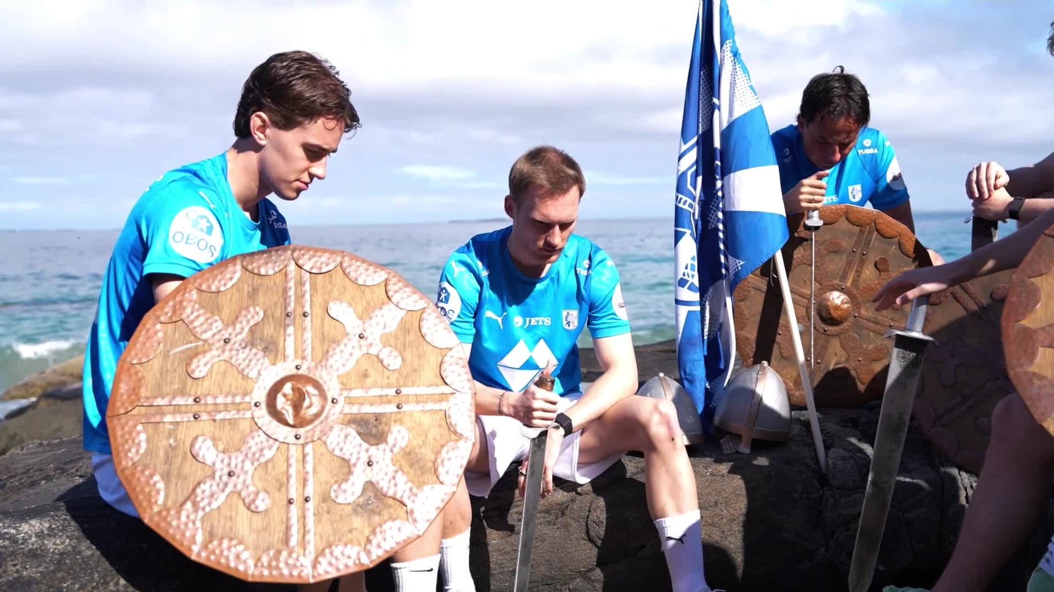 Viking bak eit skjold (video: Hødd Fotball/Adobe AI)