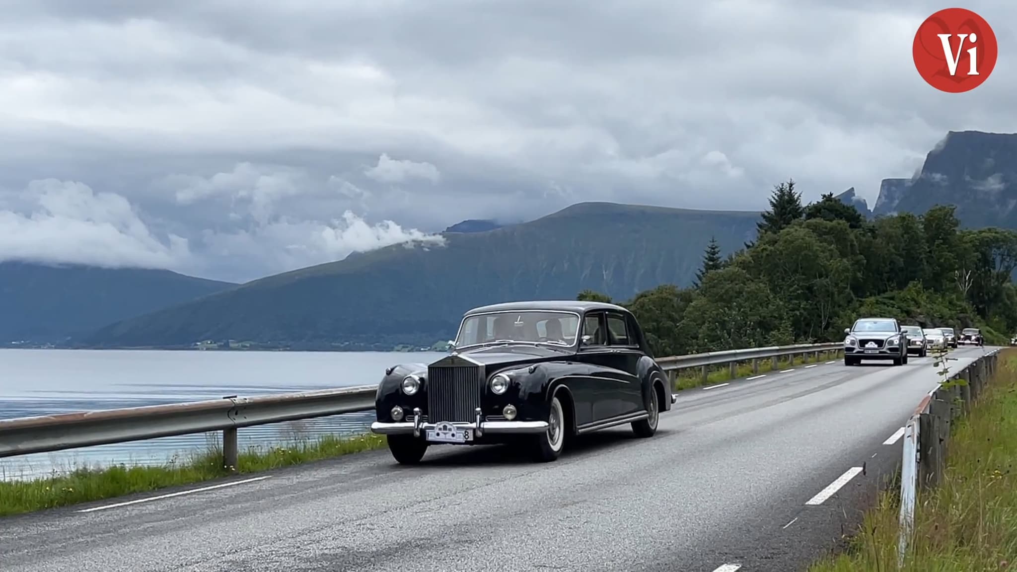 Kortesje med Rolls-Royce og Bentley passerer Overåsanden i Hareid.