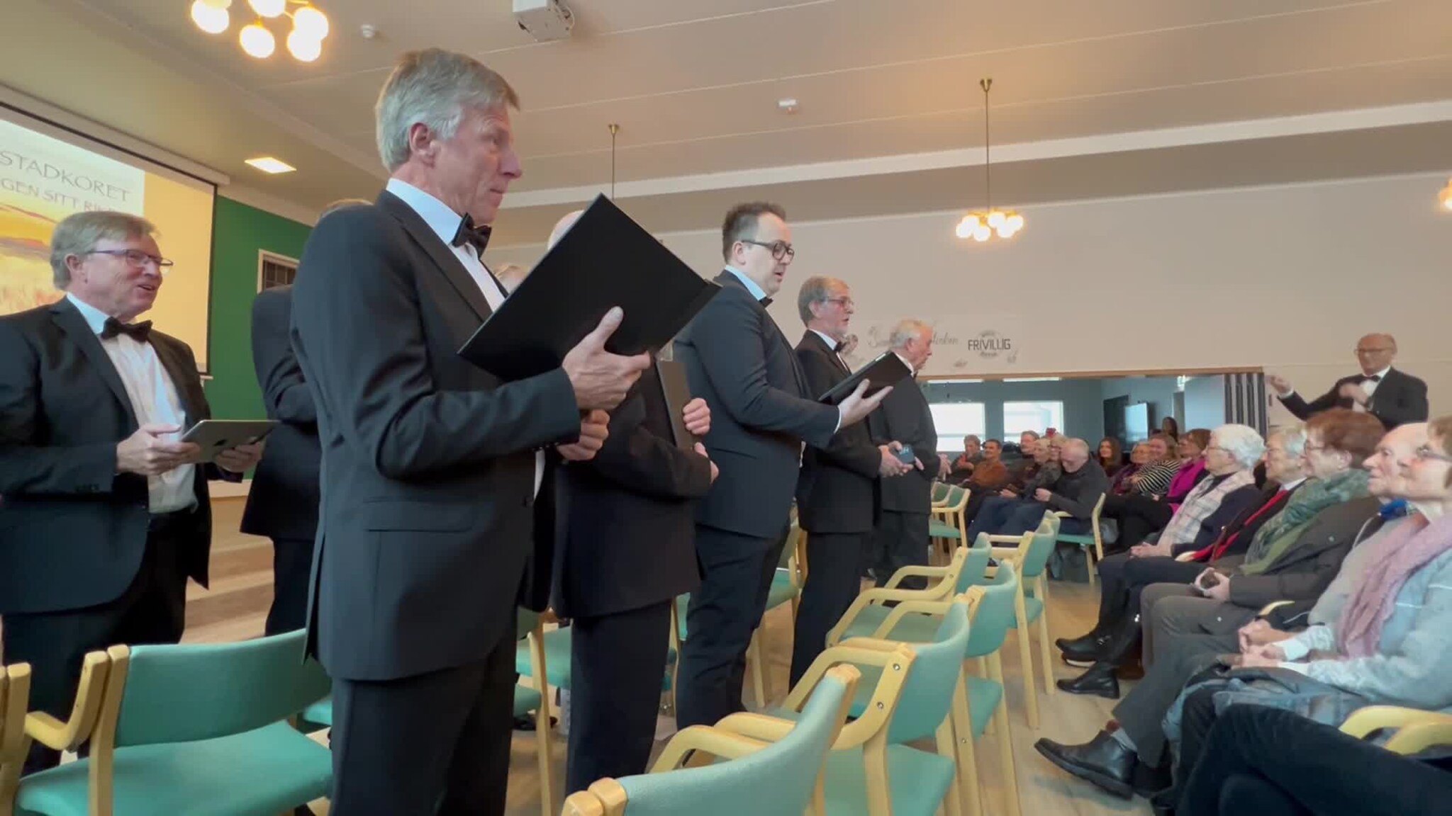 CD-slepp med mannskorperler og «moves»