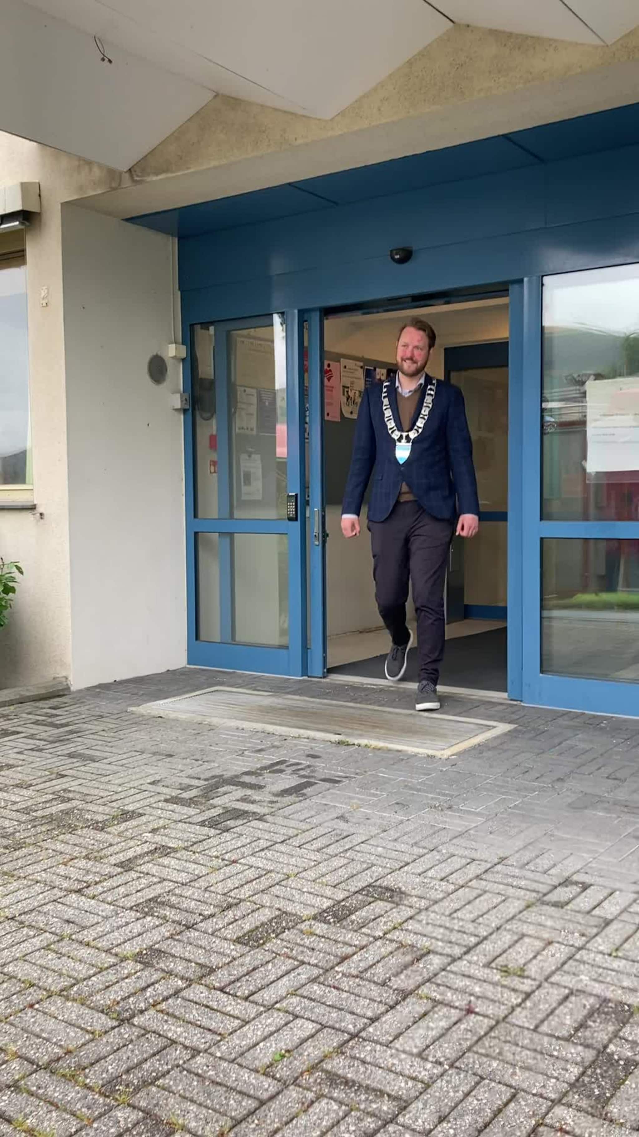 Brannbamsen Bjørnis besøkte Ulstein rådhus