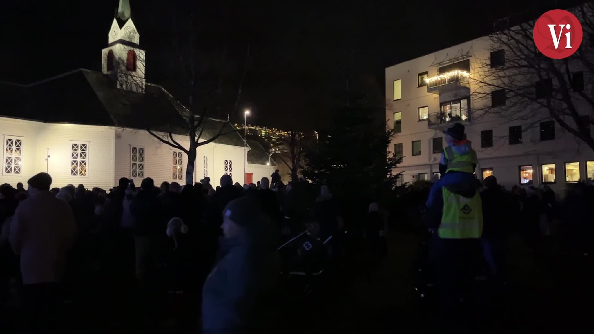 Sjå glimt frå julegrantenninga i Ulsteinvik