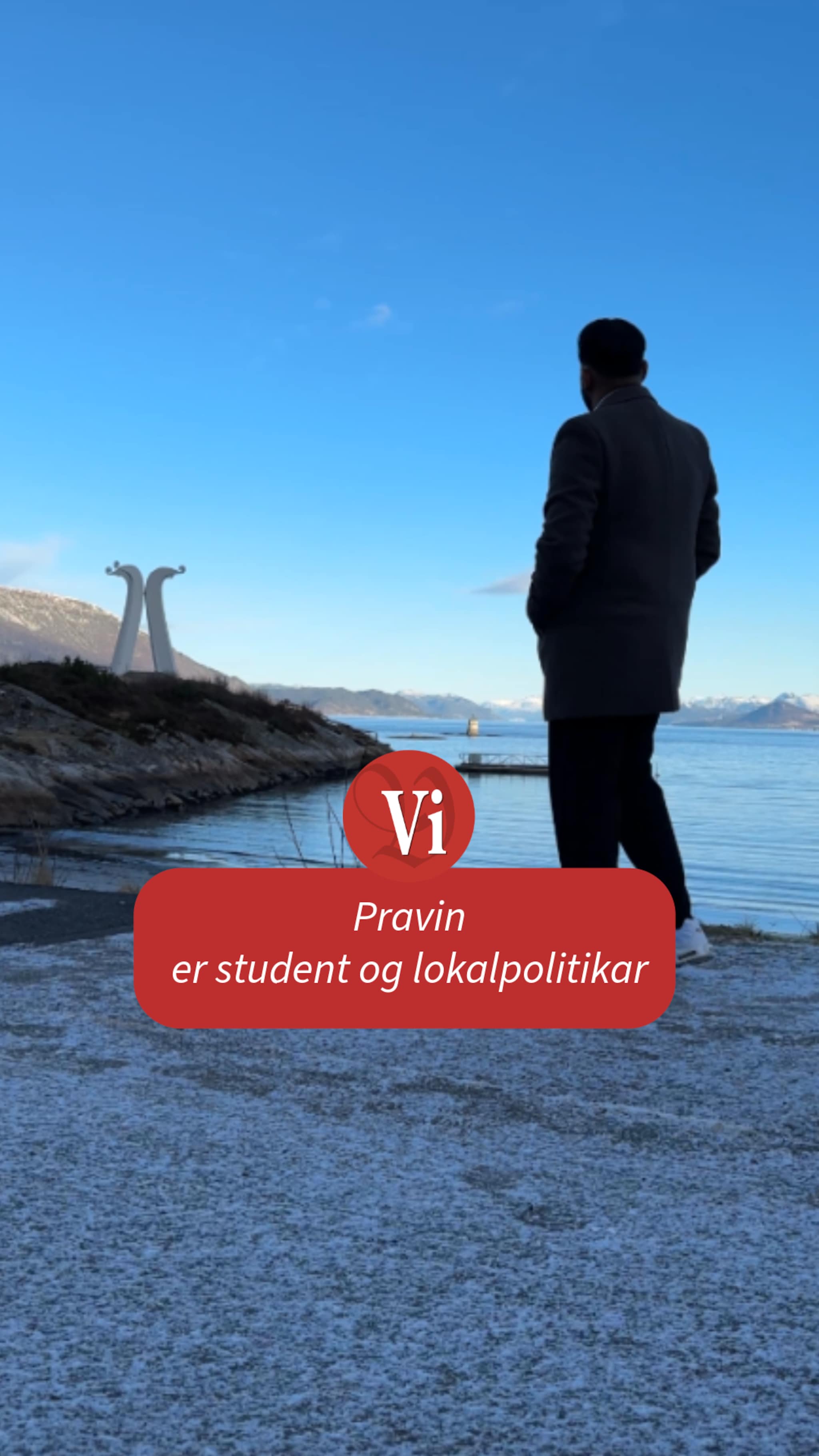 Pravin pendlar mellom lesesalen og kommunestyresalen