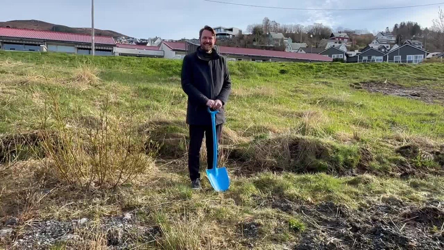 Første spadetak: – Mange vil få underhaldning av kva som skjer framover