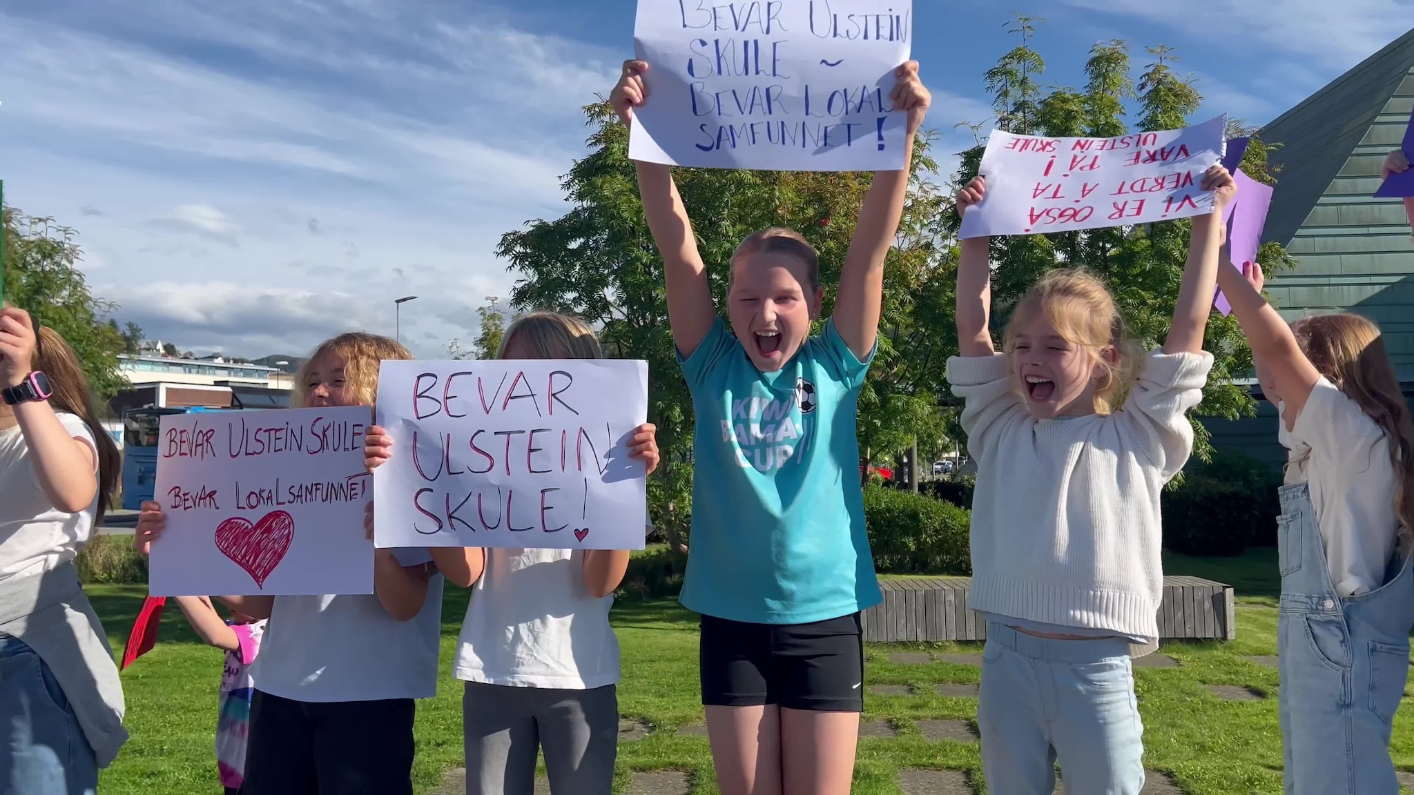 Møtt med protestar