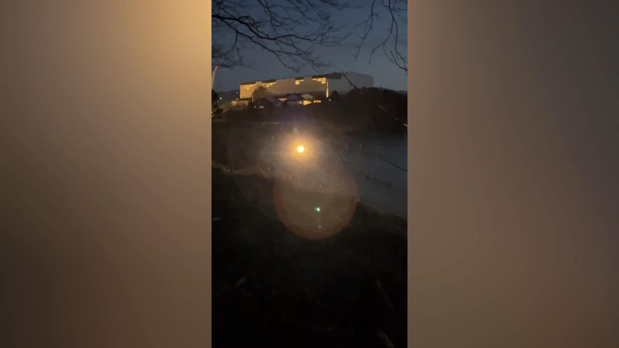 Køyrer moped på stranda