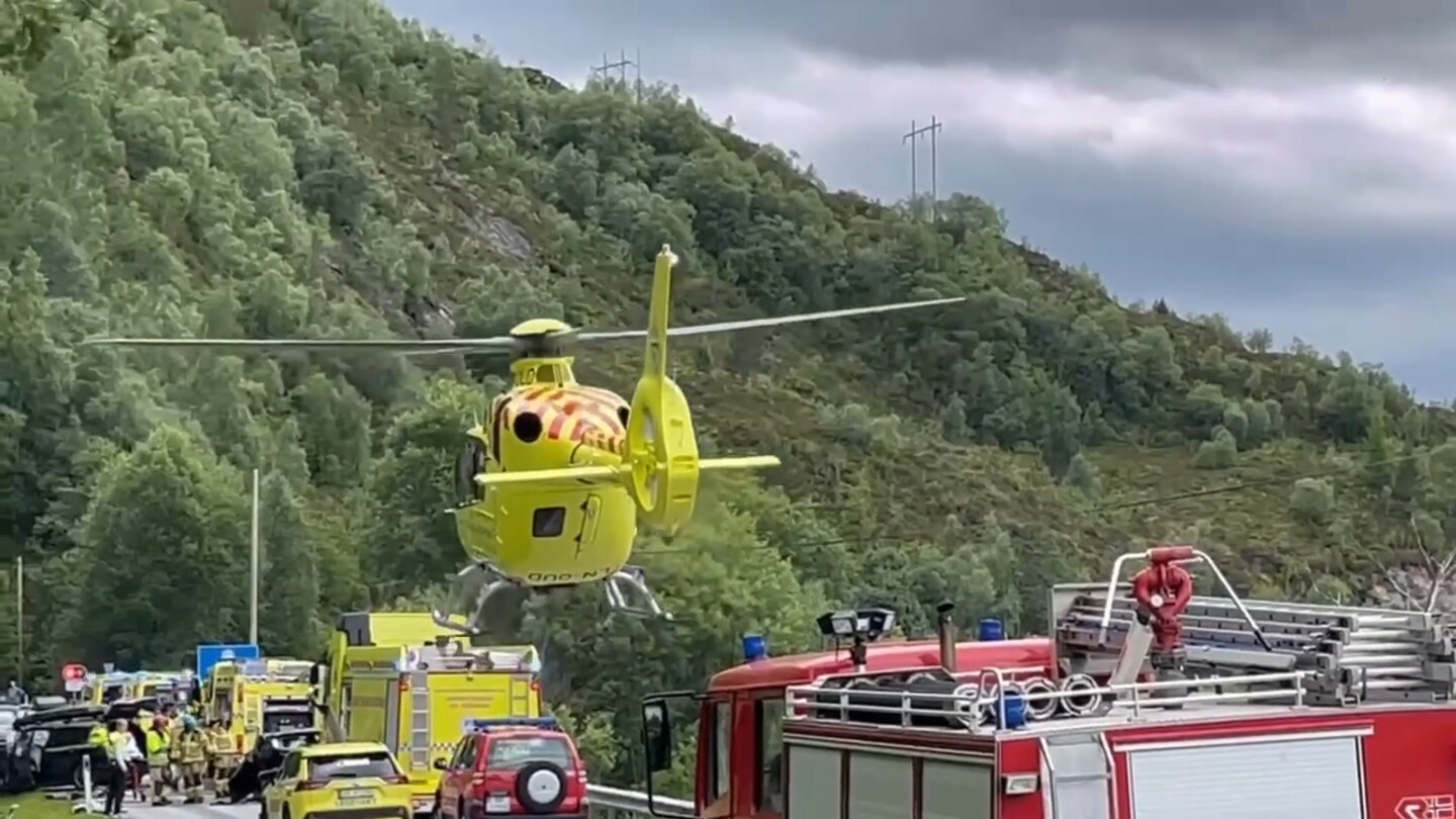 Ambulansehelikopteret fer frå ulukkesstaden