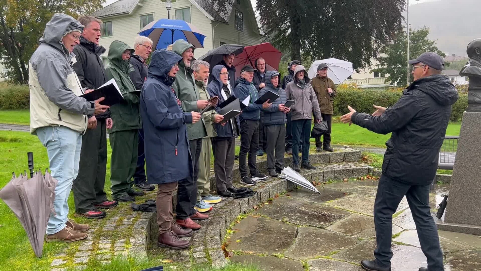 Grimstadkoret ute i hardt vêr