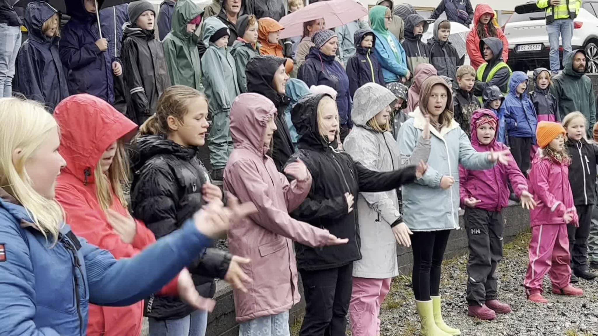 Dansa i regnet for nytt leikeapparat