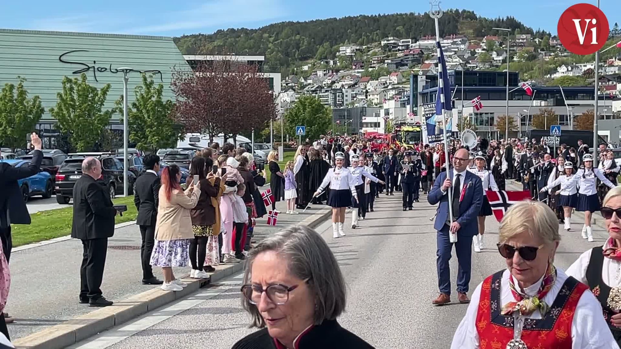 Folketog og bilkortesje i Ulsteinvik