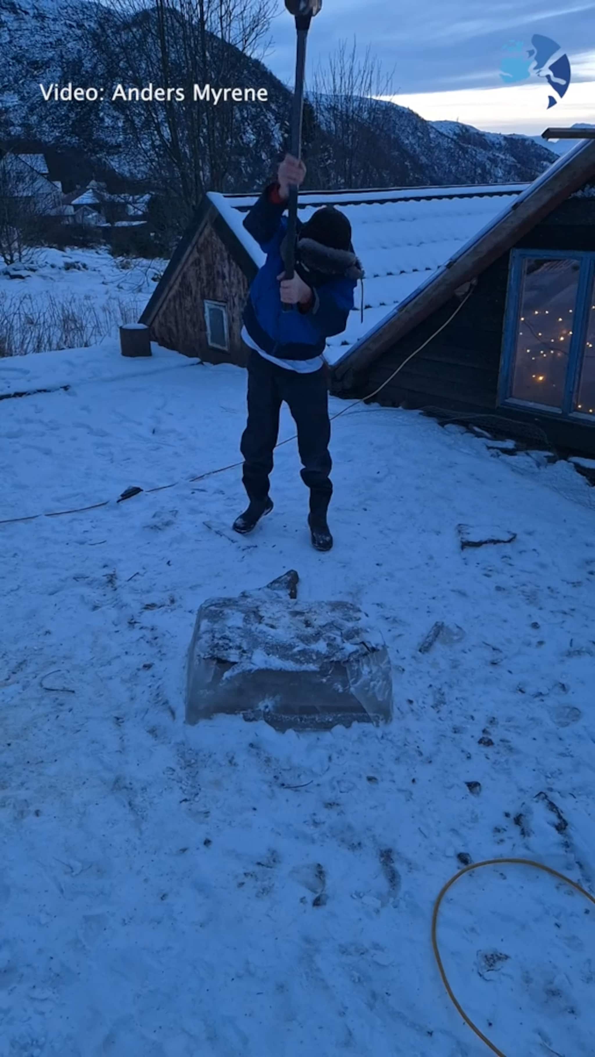 Elias bruker slegge i kulda