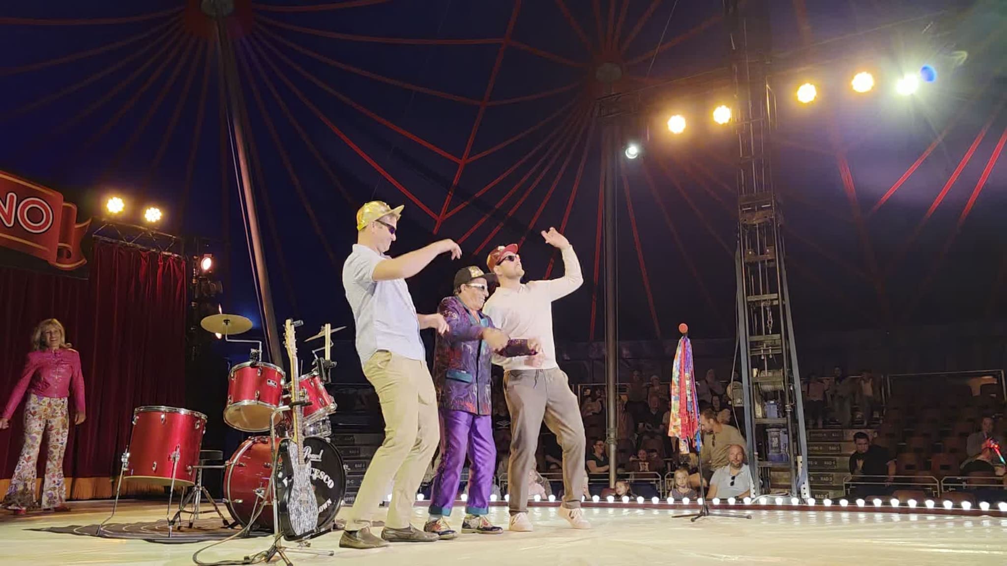 Her dansar Jonas og Stian med klovnen Francesco