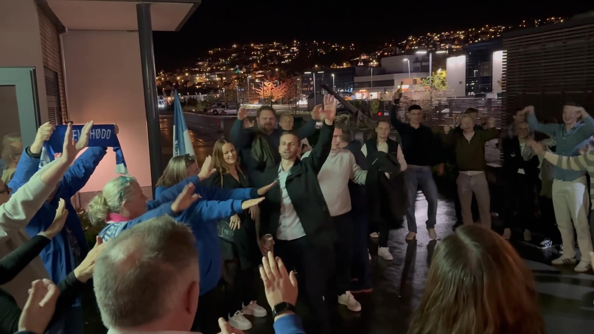 Her kjem Hødd-spelarane til feiring på Brygga Sportsbar
