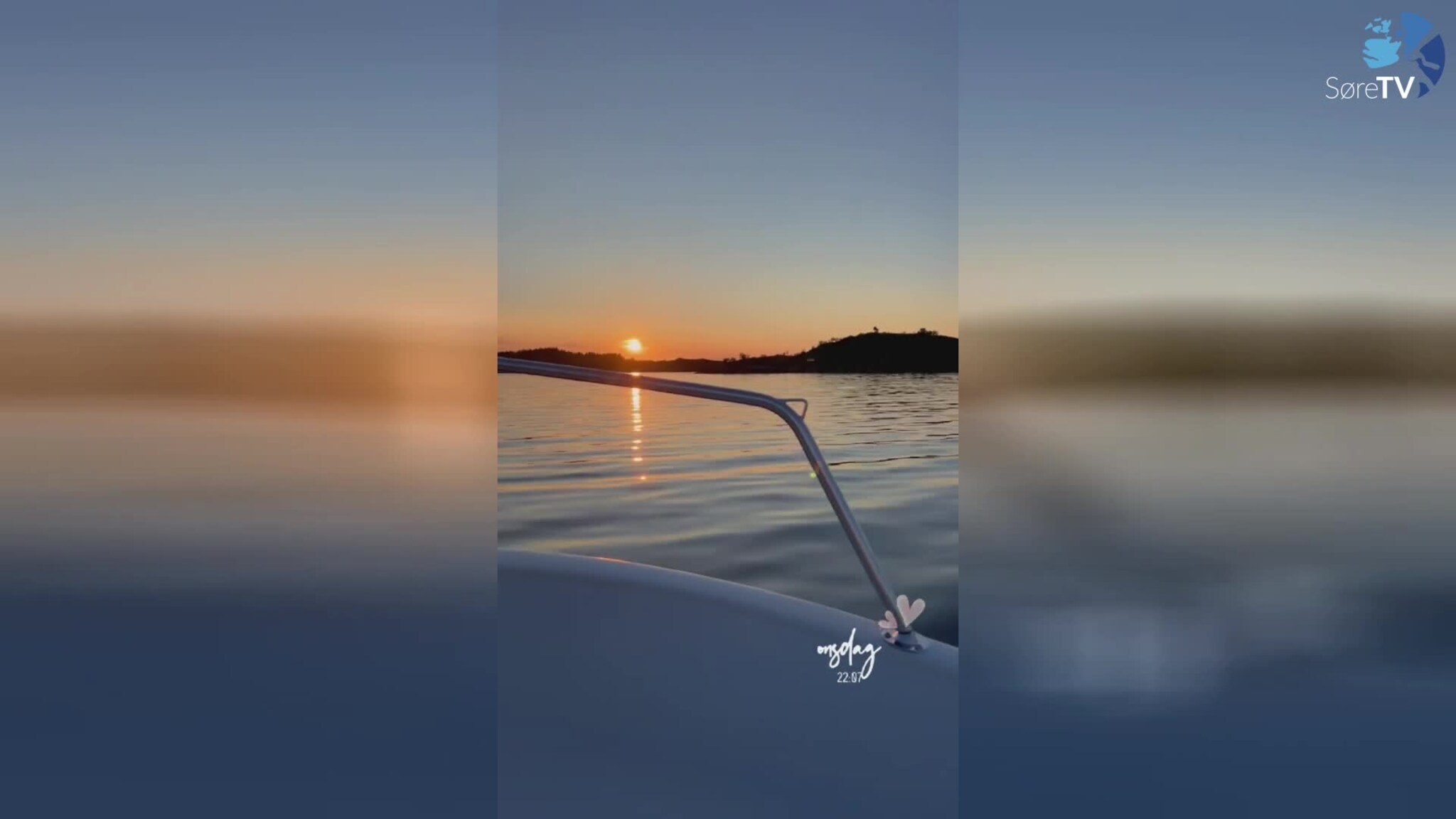 På båttur i solnedgang